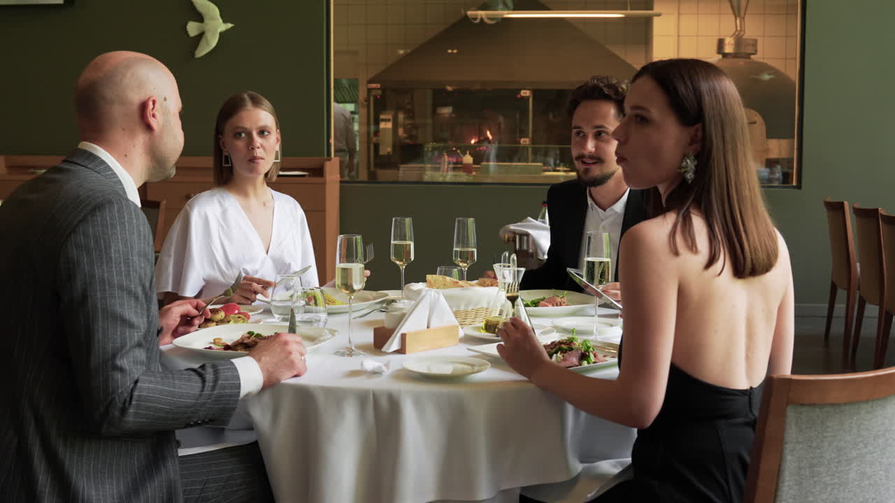 맛있는 식사를 즐기는 친구들