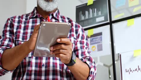 ejecutivo masculino de alto nivel usando tableta digital 4k