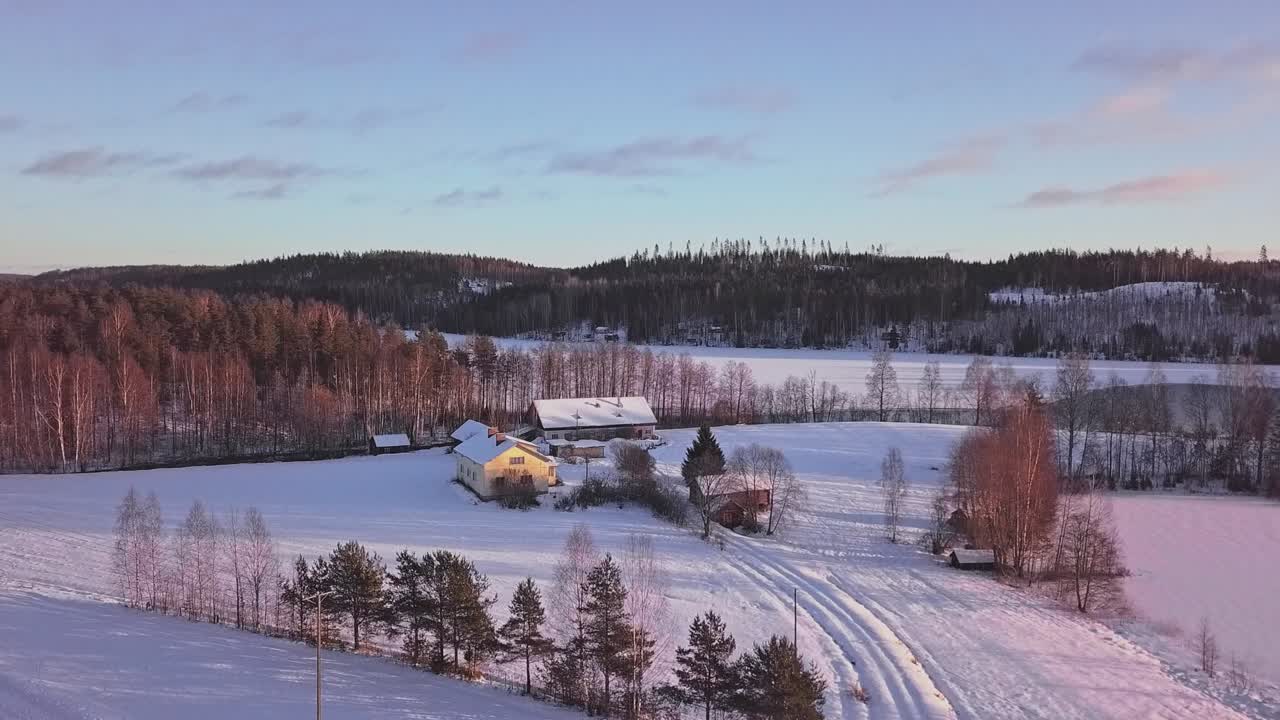 paisaje rural aéreo de casa de invierno junto a un lago congelado y sol