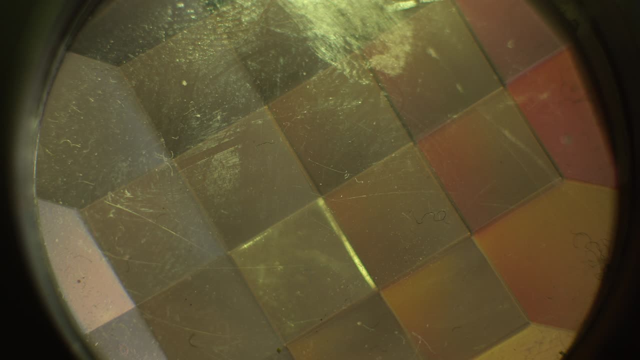 luz led golpeando una lente frontal de la cámara rayada y polvorienta, transición y superposición de video o tráiler genial.