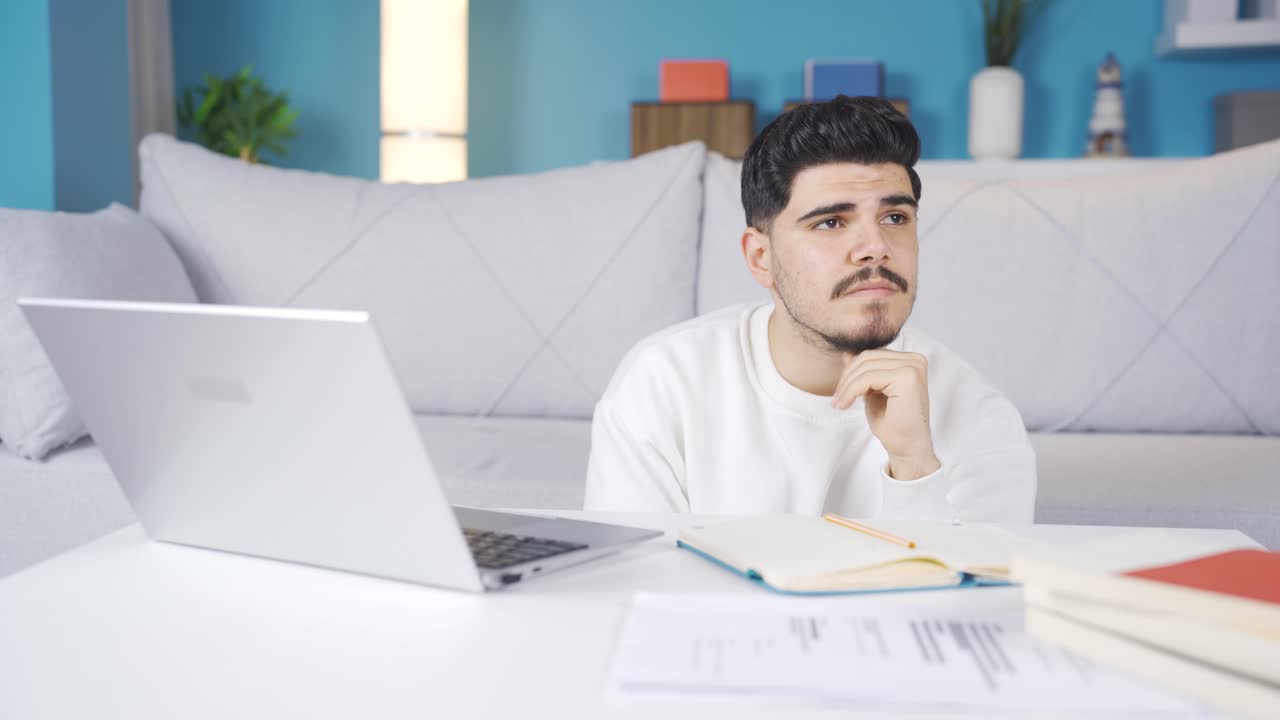 estudiante universitario pensativo y aburrido.