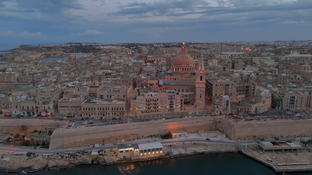 마르타의 고대 도시 발레타의 공중 풍경, 어두워지면서 밤을 위해 밝아지기 시작합니다.