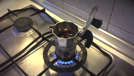 la olla italiana de moka preparando café en la estufa de gas