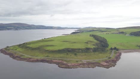 millport en la isla de cumbrae, escocia. aéreo hacia adelante