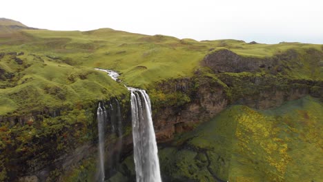 Mächtiger-Strom-Des-Seljalandsfoss-Wasserfalls,-Der-über-Eine-Felsklippe-Stürzt