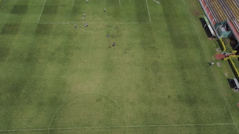 Vista-Aérea-Superior-Del-Partido-De-Fútbol-En-Misiones,-Argentina.