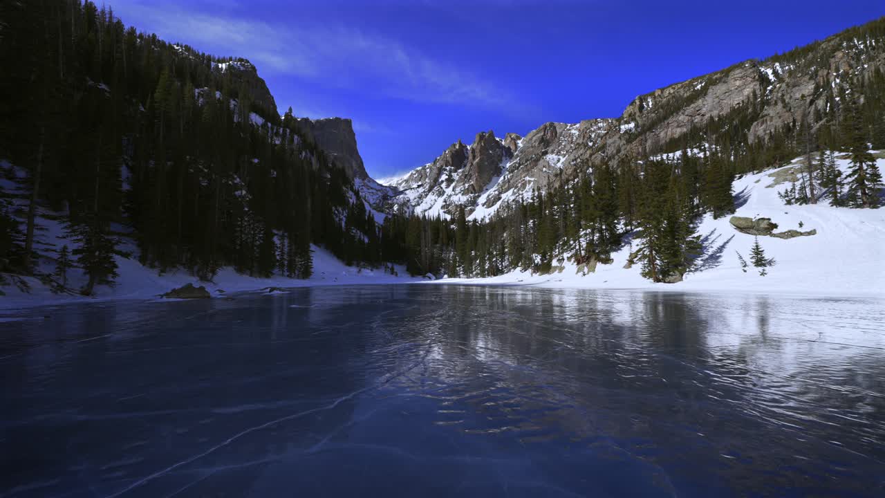 Inverno, ghiaccio congelato, Dream Lake, Parco Nazionale delle Montagne Rocciose RMNP, Colorado, cielo blu e soleggiato, Hallett Peak, Montagne Flattop, Ghiacciaio Tyndall, paesaggio mattutino, alta montagna, Emerald Lake, Bear Lake, sentiero, panoramica a sinistra