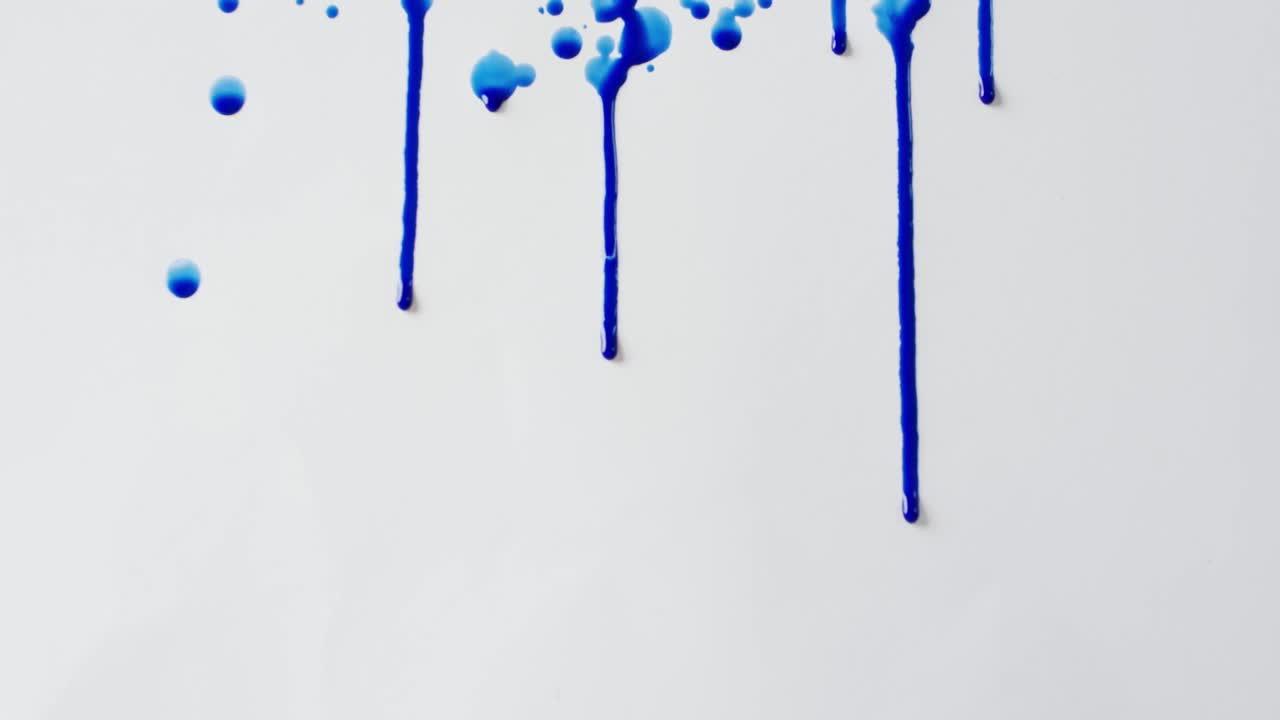 primer plano de formas de pintura azul sobre fondo blanco con espacio de copia, cámara lenta