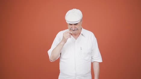el anciano llorando.