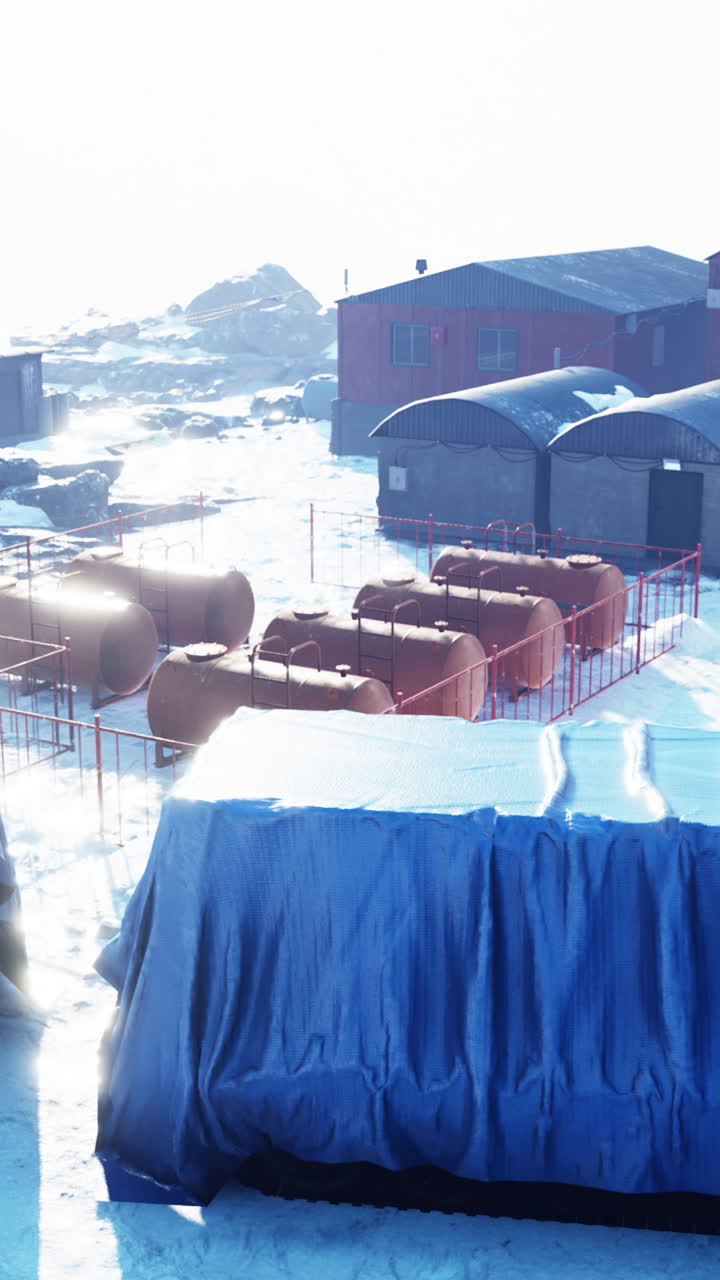 남극에 있는 눈이 쌓인 연구소