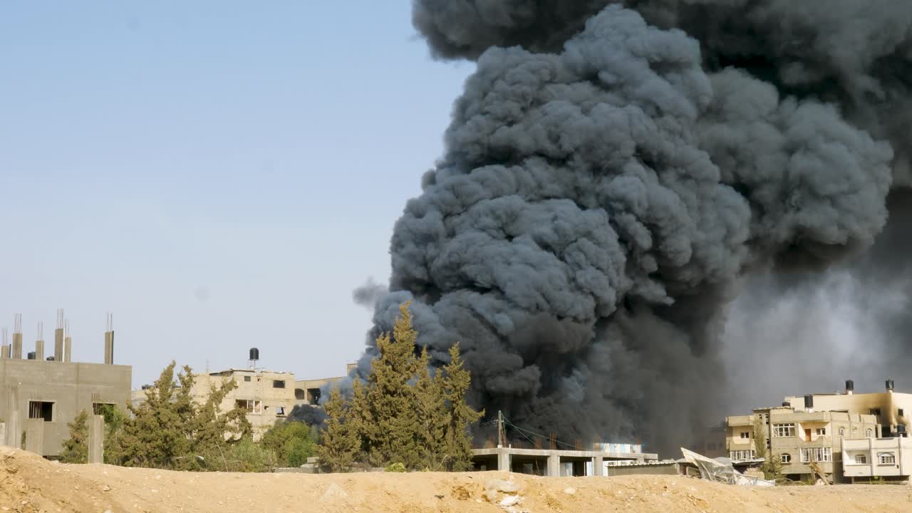 Fumo denso che si alza dopo che l'Aeronautica Militare Israeliana ha attaccato un deposito di armi di Hamas durante la guerra tra Israele e Hamas.