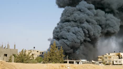 fumaça espessa se erguendo depois que a força aérea israelense atacou um local de armazenamento de armas do hamas durante a guerra entre israel e o hamas