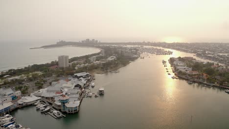 Astillero-En-El-Río-Mooloolaba-Durante-La-Puesta-De-Sol-Dorada-En-La-Costa-Del-Sol,-Qld,-Australia