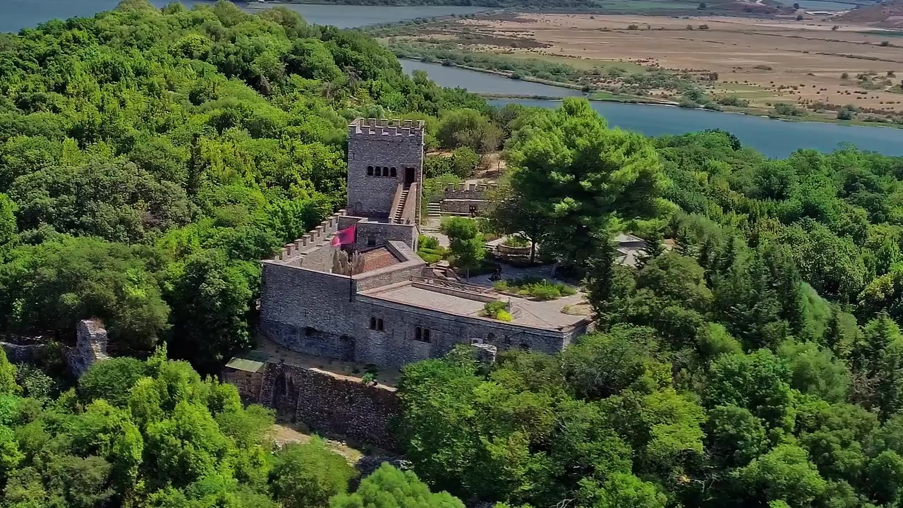 Vista dall'alto di un sito storico in Albania circondato dal verde