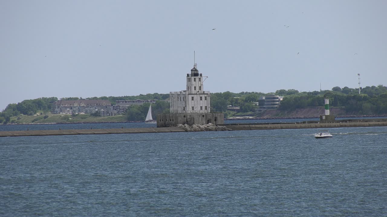 barcos de crucero a través de un puerto ocupado
