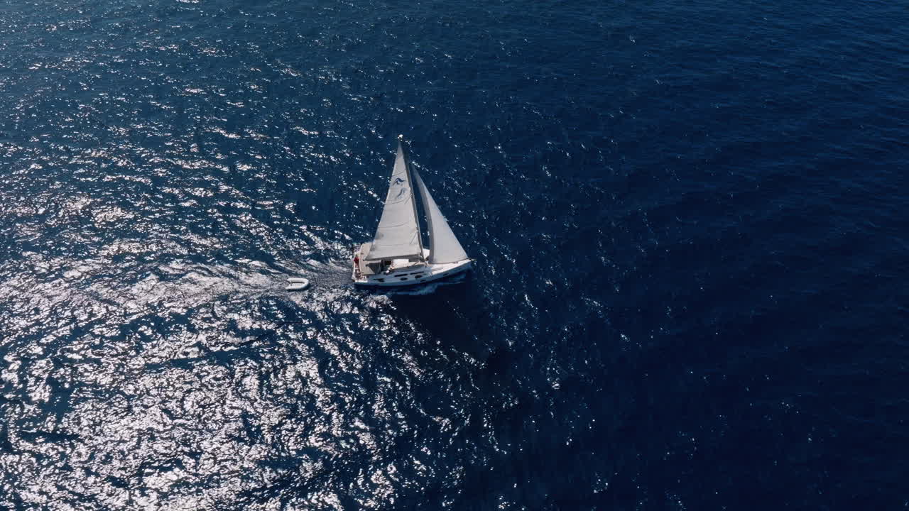 yate de vela en el océano
