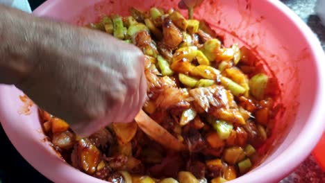 primer plano del popular plato indonesio de comida javanesa de ensalada de frutas y verduras picantes con aderezo de azúcar de palma picante en el sureste de asia