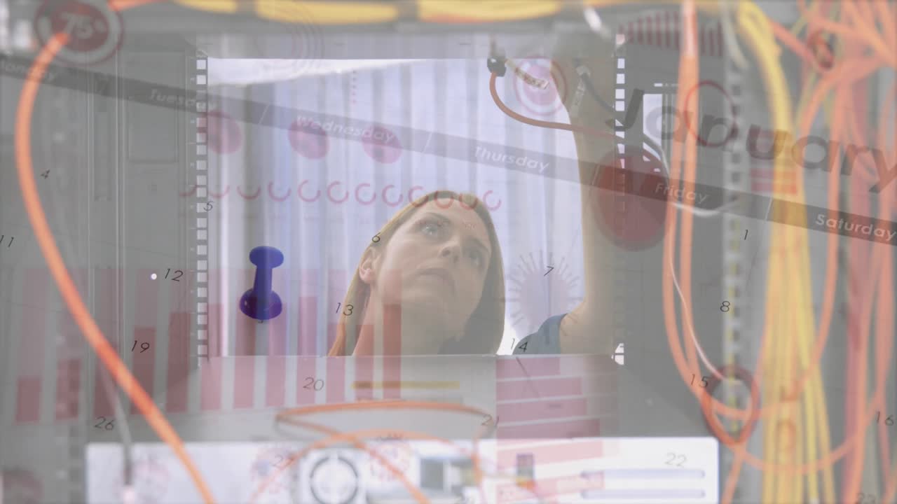 анимация финансовых графиков над кавказской женщиной, проверяющей провода сервера