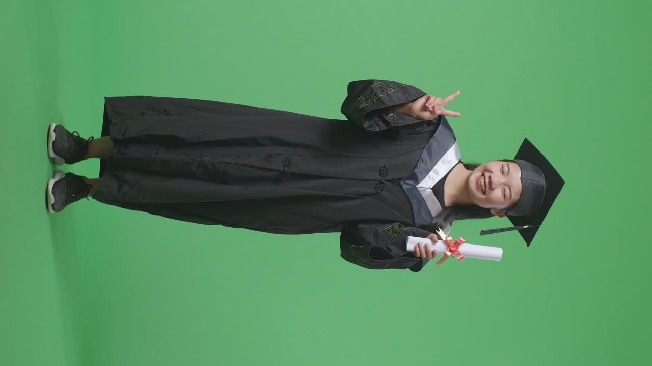 Donna laureata felice con diploma