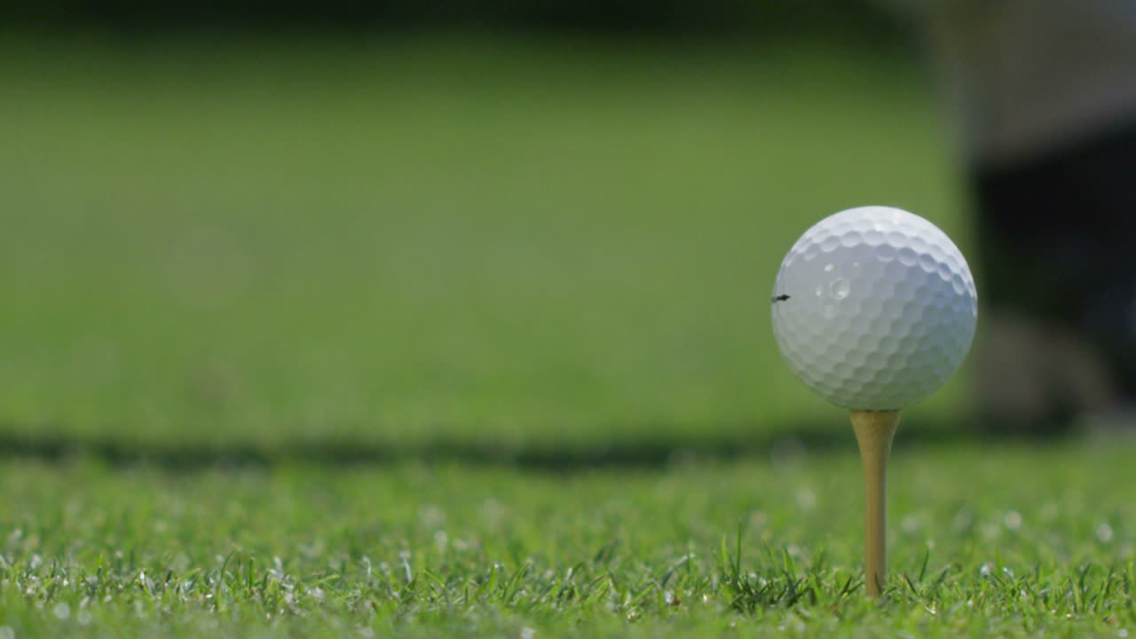 티에서 떨어지는 골프 공의 근접 촬영