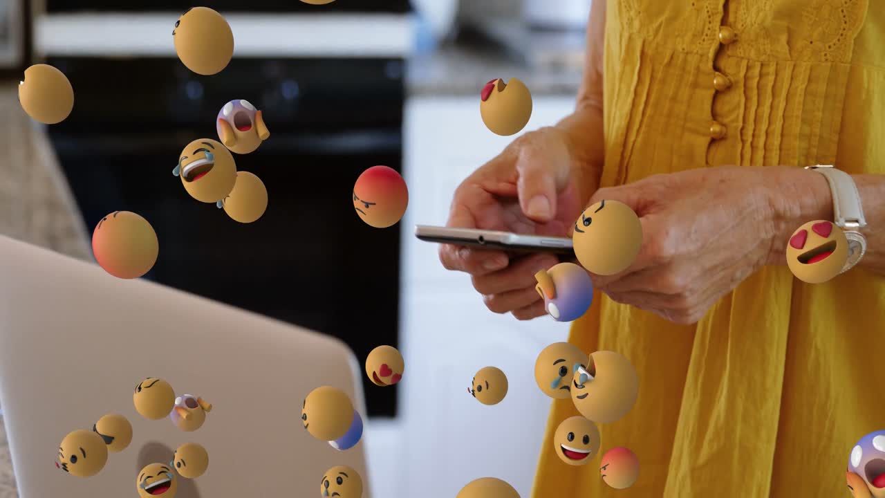 animación de emoticones flotando sobre las manos de una mujer caucásica usando un teléfono inteligente
