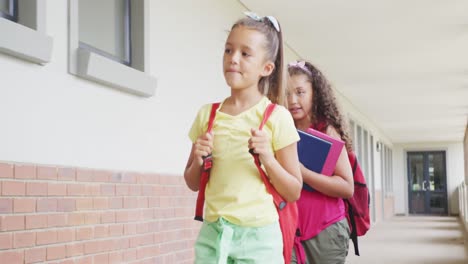 video de niñas felices y diversas caminando por el pasillo de la escuela