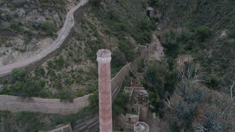 Toma-Aerea-De-La-Chimenea-En-La-Mina-Masonica-Español-Que-Aparece-Desde-La-Parte-De-Atras-En-Real-De-Catorce,-San-Luis-Potosi,-Mexico