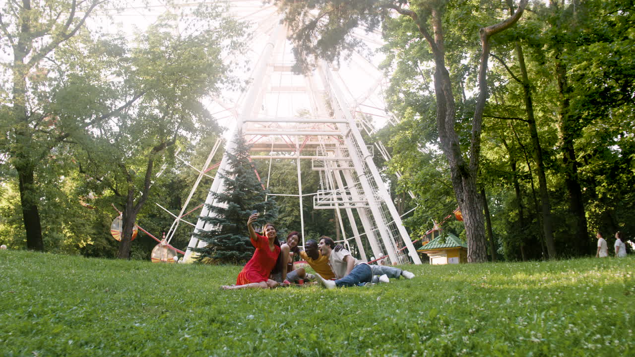 네 명이 사진을 찍고 있습니다.