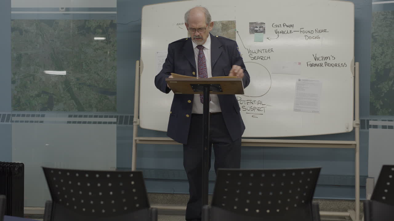 포디움에 있는 경찰청장  아웃