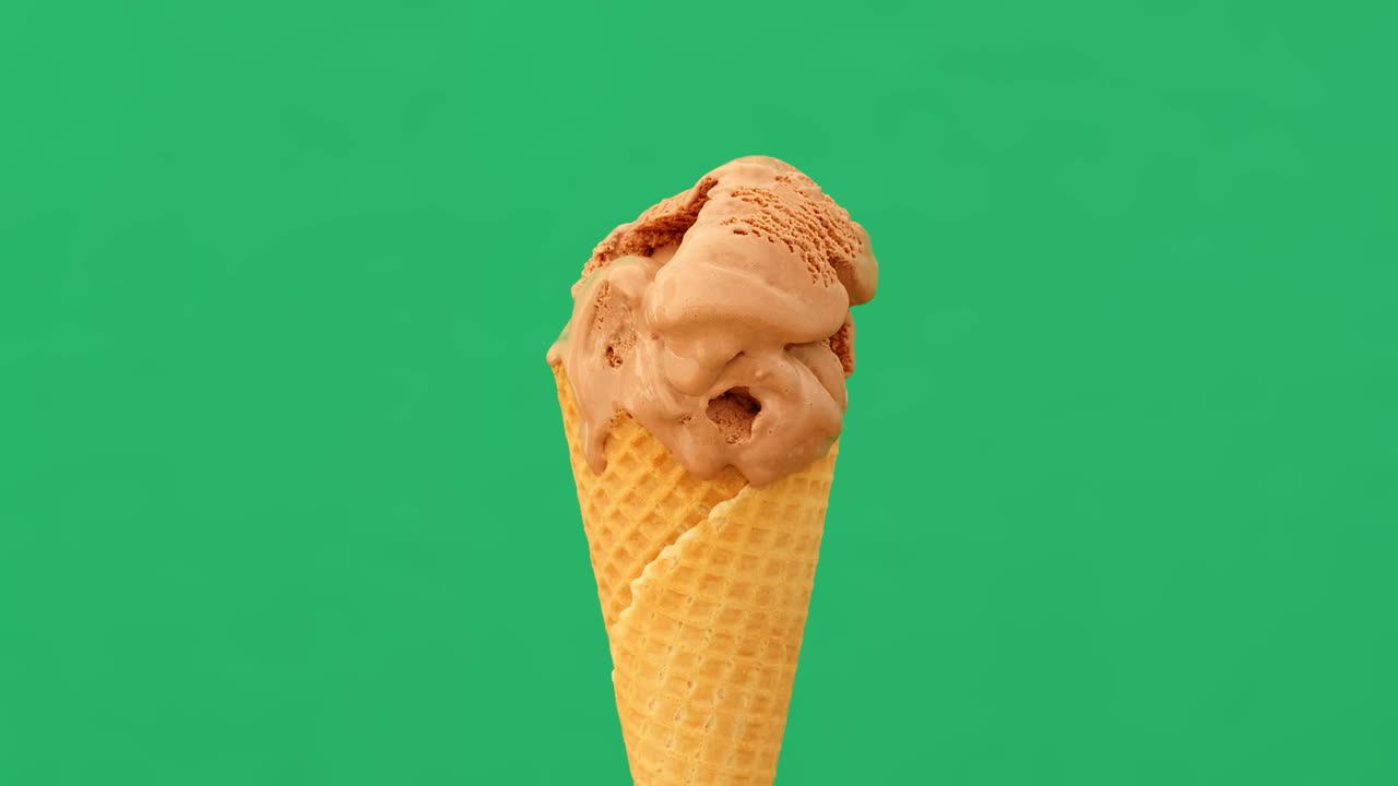 tiempo transcurrido de derretimiento del cono de helado sobre fondo verde, 4k