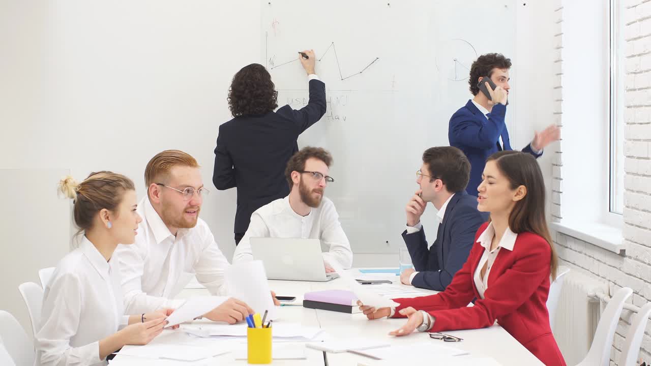 trabajadores profesionales de negocios en la oficina