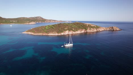 Panorama-Aéreo-Del-Barco-De-Vela-Flotando-En-El-Mar-Mediterráneo-Turquesa-Claro-En-Cerdeña