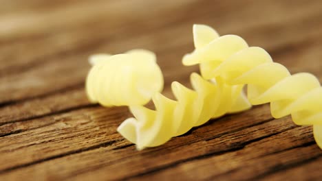 pasta gemelli en una mesa de madera