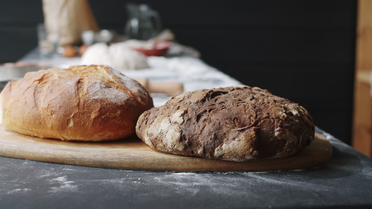 pan casero recién horneado en la mesa de la cocina