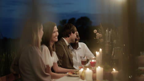 personas en una fiesta de bodas