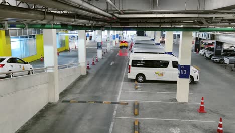 지하 주차장 내부 전망