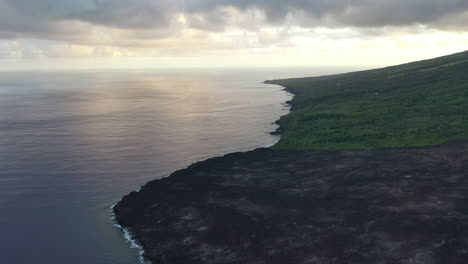 Vuelo-Aéreo-Sobre-El-Flujo-De-Lava-Seca-Hacia-El-Océano-Desde-Una-Erupción-Volcánica-En-La-Isla-De-La-Reunión