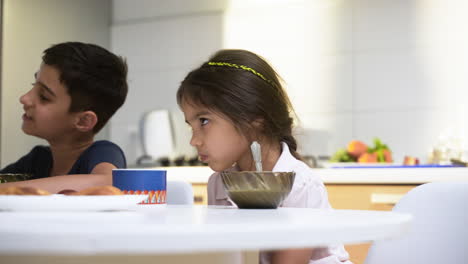 Niños-Islámicos-Desayunando.