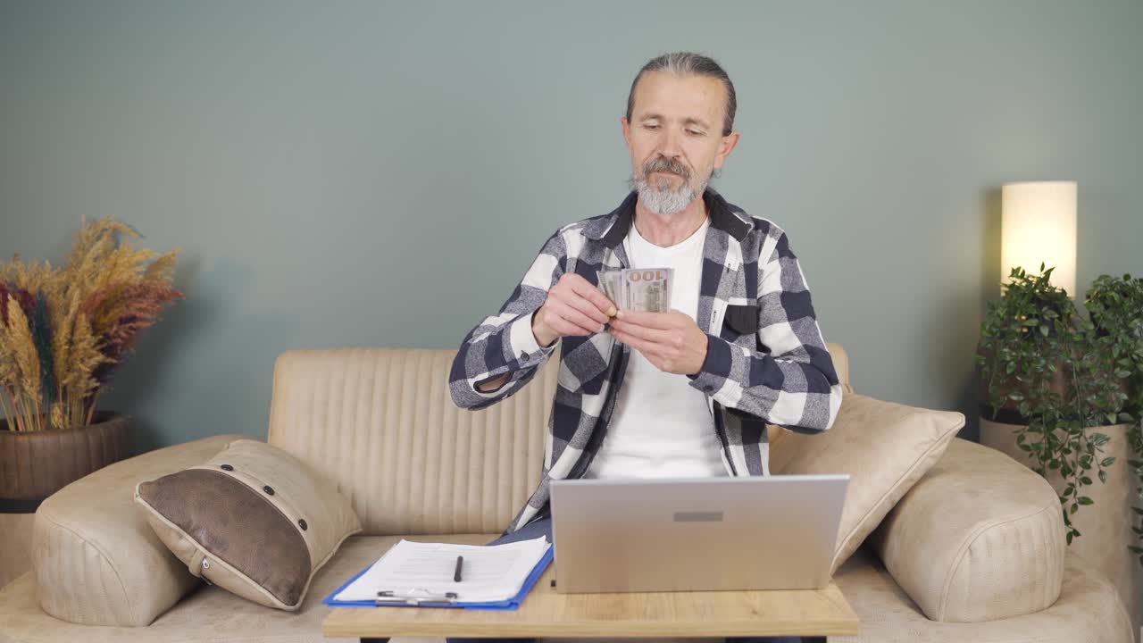 은행권을 배포하고 공중에 던지는 사람.