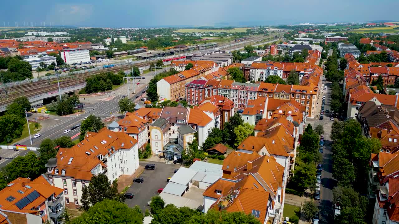 4K letecké video z dronu historických domů poblíž vlakového nádraží v centru Erfurtu, Německo