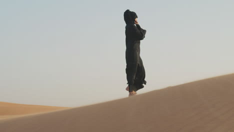 Schöne-Muslimische-Frau-Im-Hijab,-Die-Barfuß-In-Einer-Windigen-Wüste-Läuft-1