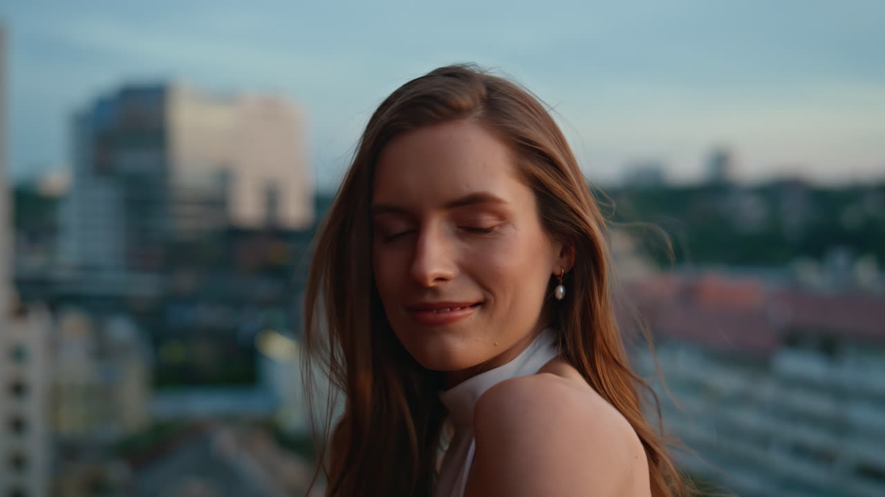 Modello lussuoso che posa, primo piano di una vista serale della città. Ritratto di donna sensuale