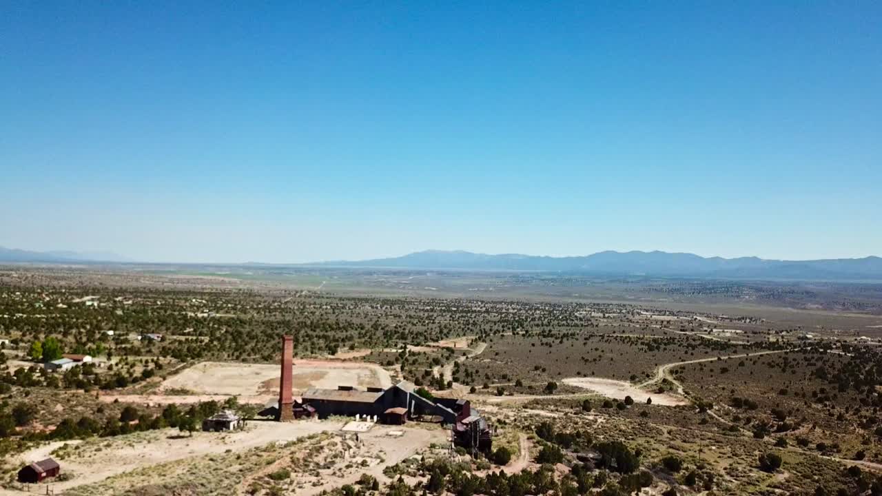 ciudad del desierto y antigua vista aérea de la mina de mineral de plata abandonada con drone en verano nevada