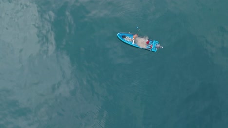 vista aérea de arriba hacia abajo de un pequeño barco de pesca en el mar el tunco el salvador