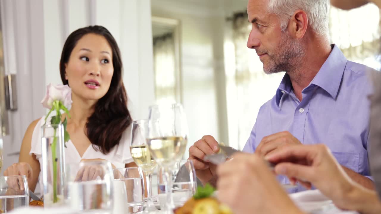 함께 저녁 식사를 하는 친구 들 의 그룹