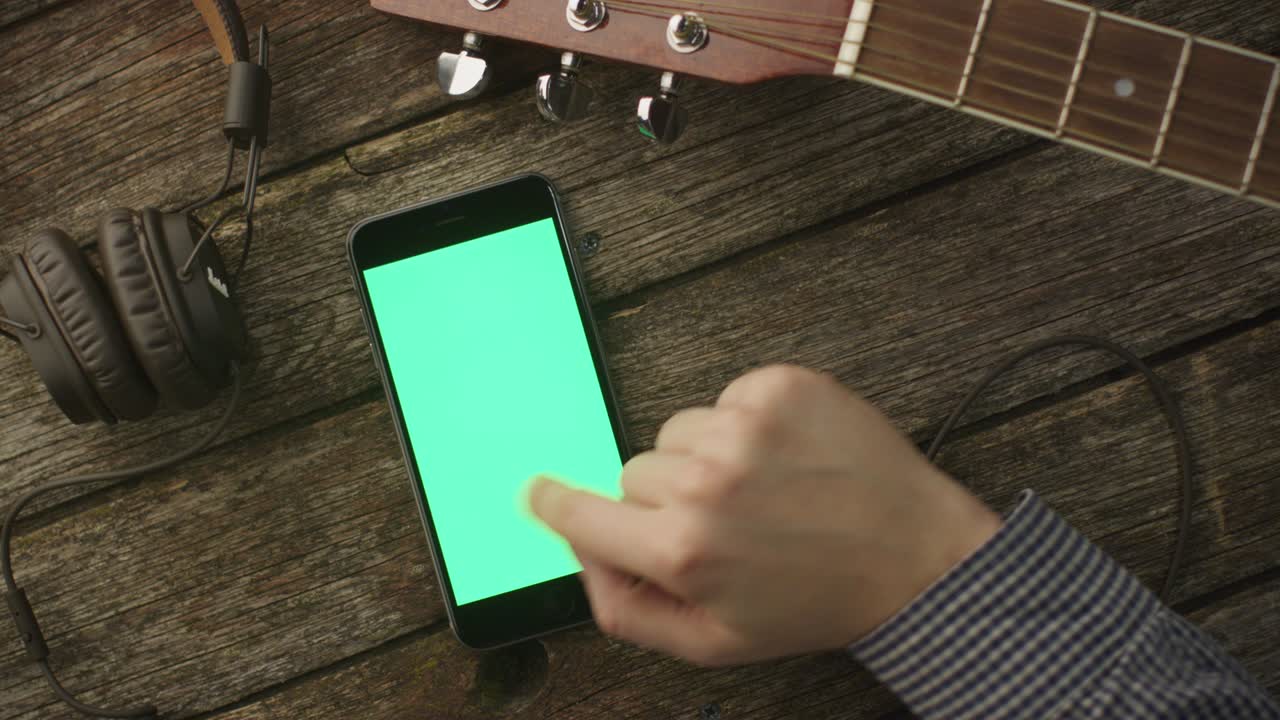 집에서 포트레이트 모드에서 전화를 사용하는 음악가. 상단 뷰. 인과 생활 방식