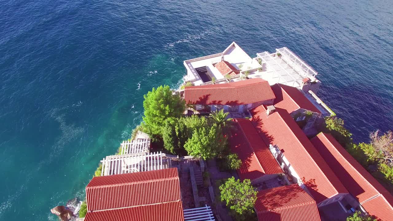 몬테네그로 6의 아름다운 스베티 스테판 섬을 통해 놀라운 공중 촬영