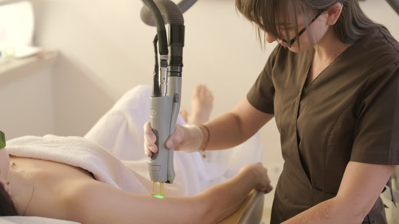 Donna sottoposta a trattamento di epilazione laser sul braccio in clinica
