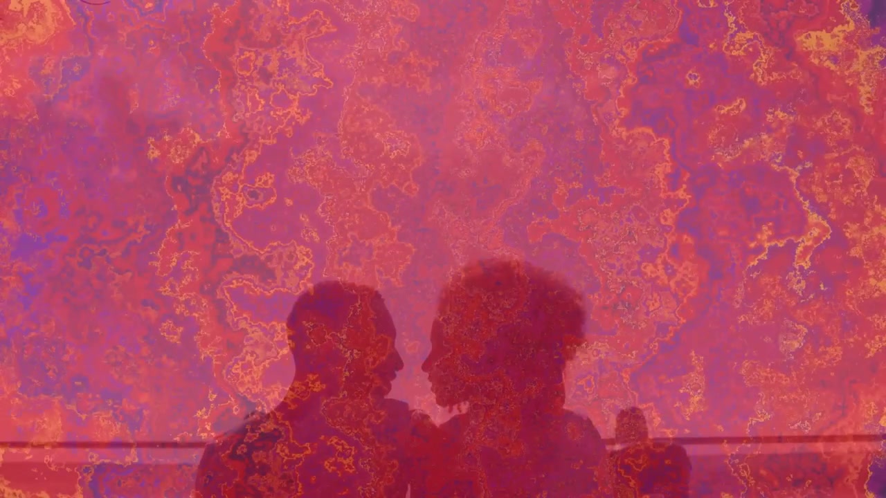 Mulher e homem encostados no corrimão, céu vermelho mudando revelando figuras segurando o telefone mostrando tecnologia de amor.