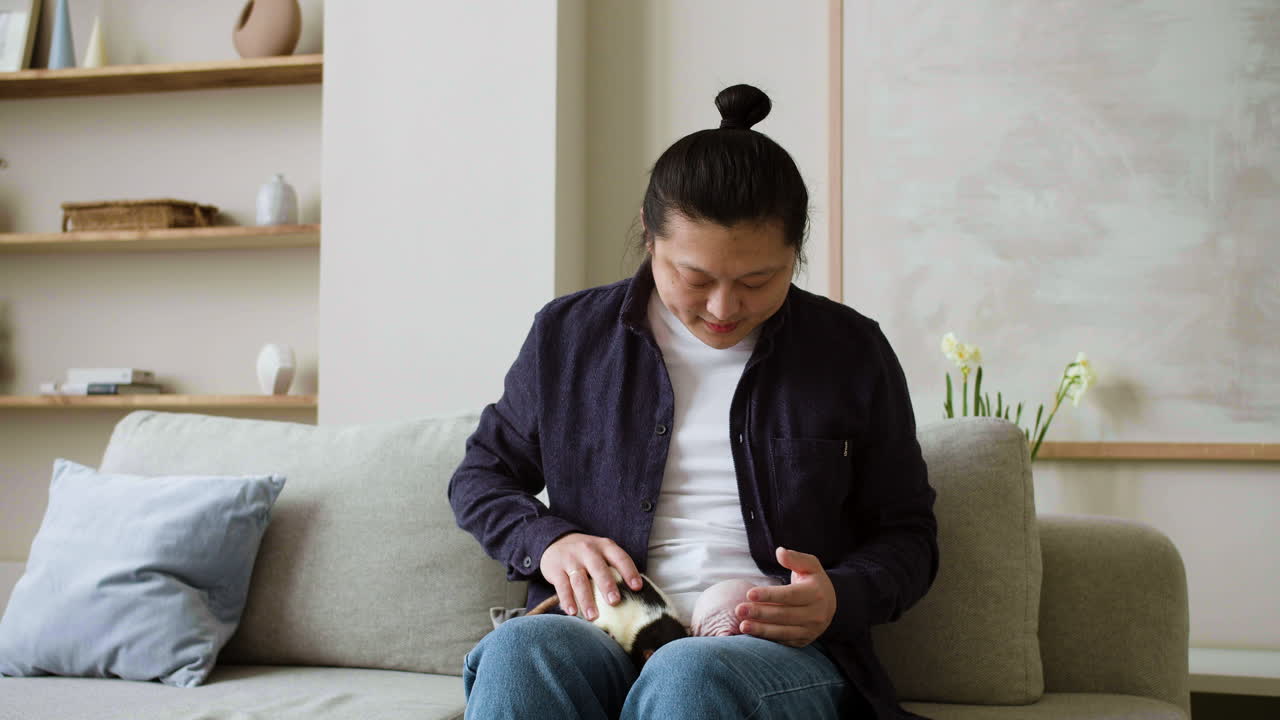 애완동물을 키우는 남자